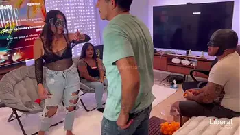 Parejas swinger hacen su primer intercambio de parejas real