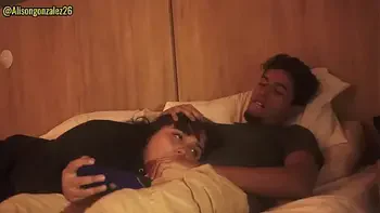 Tengo sueño hermanastro, dejame acostarme en tus piernas, pero no metas tu pene en mi boca por favor!!