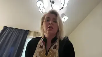 Üvey Oğluna Cinselliği Öğreten Sarışın Kaltak Deneyimlerini Sikişerek Yansıtıyor