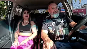 Mais levando ferro no cuzinho durante a carona - Loirinha Do Desejo