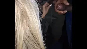 Meu marido me levou novamente no cinema porno, porque queria ver novos machos esporrando na minha cara e boca. E eu adorei, de novo