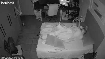 Eles fingem esquecer a câmera como loucos no quarto