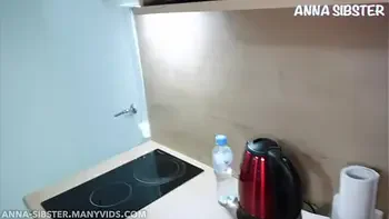 Черт! Мне пришлось проглотить это из-за моей соседки по комнате.