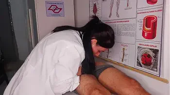 Ereção na frente da enfermeira