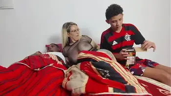 Madrasta loira peituda fode com enteado , enquanto seu marido se faz de cego na mesma cama , O pai fica excitado de ver seu filho fazendo sexo