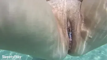 Open pussy creampie underwater, cum inside