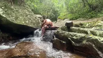 COMPILADO DE SENTADA NA ROLA PRETA ATÉ ESGUICHAR (Videos completos Sheer e Red)