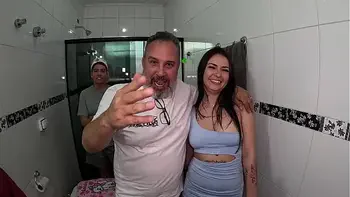 Depois de discutirem quem vai dar o cú a conversa acabou no banho de Pamela Urach