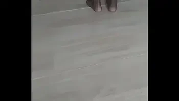 Turbanli naylon çoraplı olgun kadın yerleri siliyor