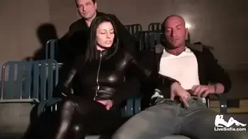 Sofia Cucci in latex fa seghe multiple a tutti i clienti in un cinema