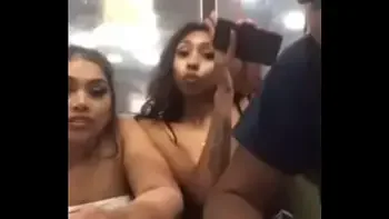 Novinhas doidas mostrando os peitos no McDonald's