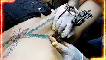 LE PINTAMOS EL CULO  Y LA CONCHA A LA PUTA , LA PREPARAMOS PARA  LAS PROXIMAS ORGIAS