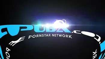 Brunette babe Gianna Michaels plays with her wet pussy