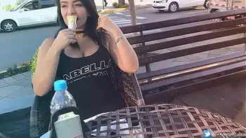 Safada Gozando em Publico com brinquedo interativo Public female orgasm interactive toy girl with remote vibe outside