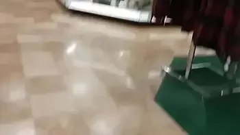 Milf se masturbe dans une cabine d'essayage