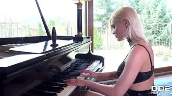 XXXtreme hardcore orgy with Milf Kitana Lure shows 3 cocks fuck her hard