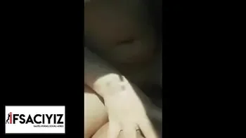 Arabada kocasini aldatiyor (ifsaciyiz.com)