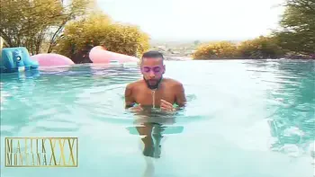 Majiik Montana Interrupts Big Booty Pharaoh Body's Text Conversation with Hard Dick