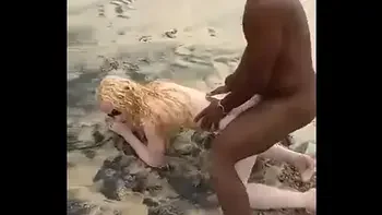 pescador sortudo filho da puta comeu a morena e albina no meio da praia