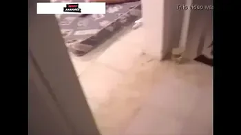 amigos s se aproximam sorrateiramente para filmar casal fodendo depois de festa