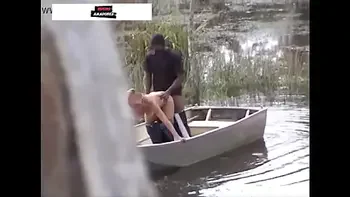 Homem escondido grava vídeo de esposa infiel gemendo e fazendo sexo com jardineiro, em canoa no lago
