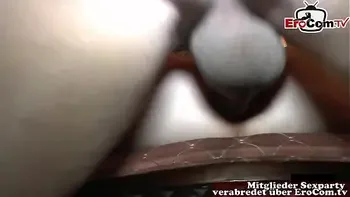 Junge dünne teen und geile vollbusige Milf machen bei Sperma Porno Party mit