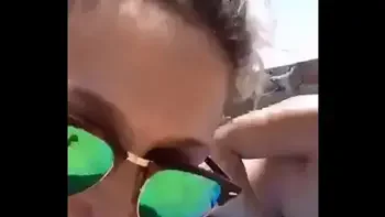 Par de viejas en playa exhibicionista