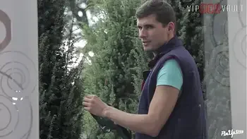 VIP SEX VAULT - Pin Up Babe Isabella Chrystin Turns Hardcore With Gardener