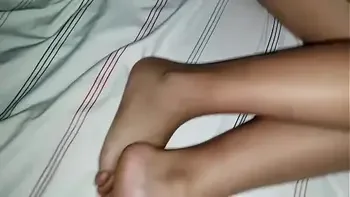 mi joven madrastra disfruta cada que me meto a su cuarto a tocarla