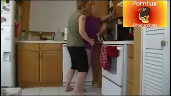hijo se aprovecha de mama en la cocina