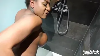 VISIT-X | Room Service knallt schwarze Schnitte und spritzt ab