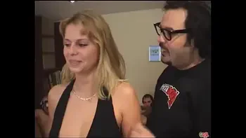 Todos hacen rondo para follarse a la rubia