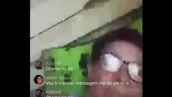 Velha mostrando o peito e passando a mão na xota na live