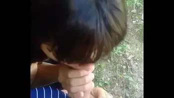 aburrida en el patio hablando con amigo