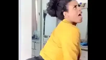 Morena rabuda dançando sem calcinha