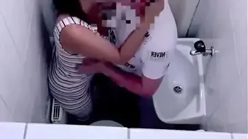 Comendo a Cunhada no banheiro enquanto a esposa foi ao supermercado