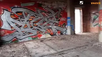 Я ТРАХАЮ ЕГО НА ЗАБРОШЕННОЙ ФАБРИКЕ, ГЛЯДЯ НА ПРОЕЗЖАЮЩИЕ ПОЕЗДА