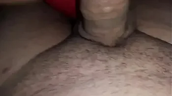 pequena  deitada com leitinho a bunda foi e deu o cuzinho