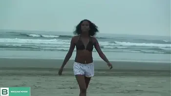 Casal transando na areia da praia de Fortaleza Ceará. ( Vídeo completo no xvideos red )