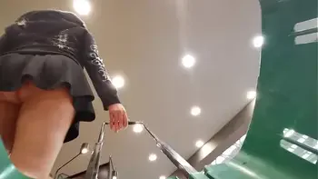 Puse una camara en el carrito del super y grabe una culona sin bragas, el mejor UPSKIRT que veras hoy en HD y no mamadas