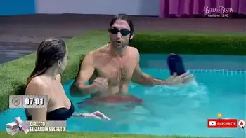 Samira se le cae el sujetador y se le ve todo.