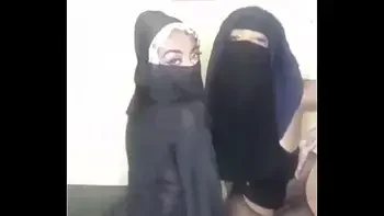 2 Muslim Girls Twerking in Niqab