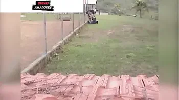 Homem vê a enteada fazendo sexo oral no namorado e filma tudo