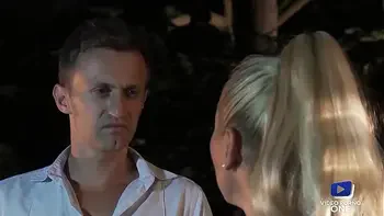 Nomi, une cougar blonde très sexy, sodomisée dans la cuisine