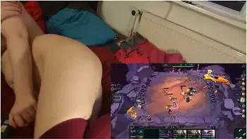 She Cums While Gaming, Shaking - Deutsche Amateure