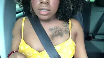 Tesão no trânsito. Levei novinho pra casa, sentei tanto que ele gozo dentro de me.  (Veja no Red)