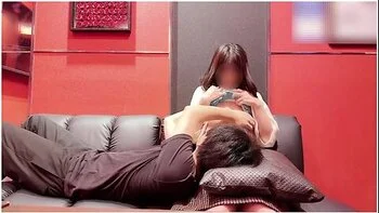 個人撮影カラオケtート中に可愛い彼女の色白美乳を赤ちゃんのように吸いまくる Japanese Amateur Hentai 日本人素人カッフルおっはい美少女色白手コキ