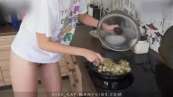 Step Sister Cooking Dinner while Fuck Her in Doggystyle and Cum in Ass / Kiss Cat