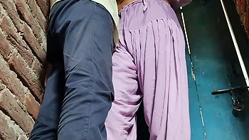 Desi Aunty Ko Kapde Badalte Bade Bade Boobs Dabaya