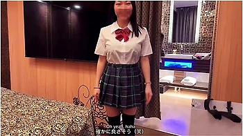 電車て制服姿の彼女と濃厚えっち こっそり触り合いなから丸見えセックスてイキすきる素人カッフル　日本人 コスフレ 手マン クンニ 立ちハック 連続絶頂 アクメ 野外露出 えむゆみカッフル